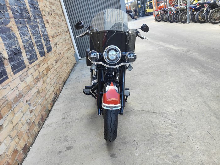 2025 HARLEY-DAVIDSON HERITAGE CLASSIC 117 (FLHC) ROAD WHISKEY FIRE/VIVID BLACK