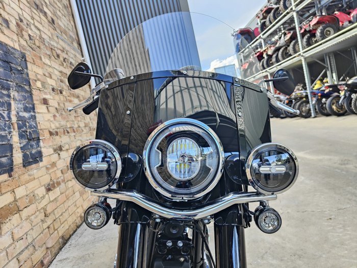 2025 HARLEY-DAVIDSON HERITAGE CLASSIC 117 (FLHC) ROAD WHISKEY FIRE/VIVID BLACK