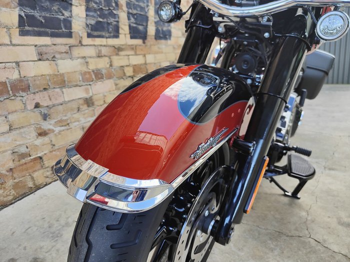 2025 HARLEY-DAVIDSON HERITAGE CLASSIC 117 (FLHC) ROAD WHISKEY FIRE/VIVID BLACK