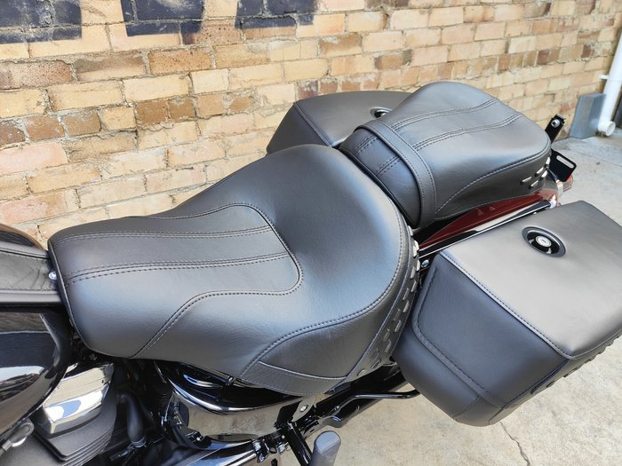 2025 HARLEY-DAVIDSON HERITAGE CLASSIC 117 (FLHC) ROAD WHISKEY FIRE/VIVID BLACK