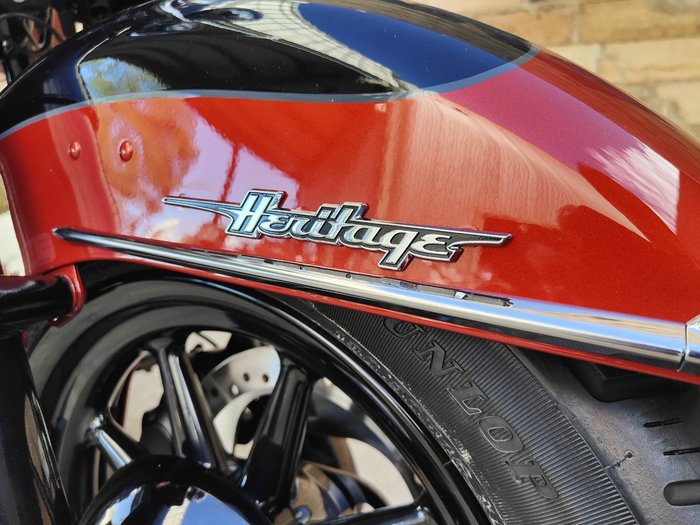 2025 HARLEY-DAVIDSON HERITAGE CLASSIC 117 (FLHC) ROAD WHISKEY FIRE/VIVID BLACK