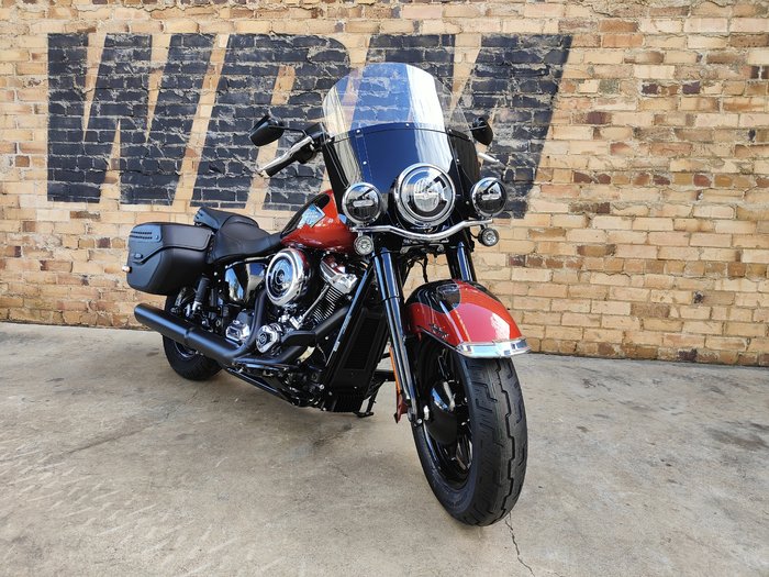 2025 HARLEY-DAVIDSON HERITAGE CLASSIC 117 (FLHC) ROAD WHISKEY FIRE/VIVID BLACK