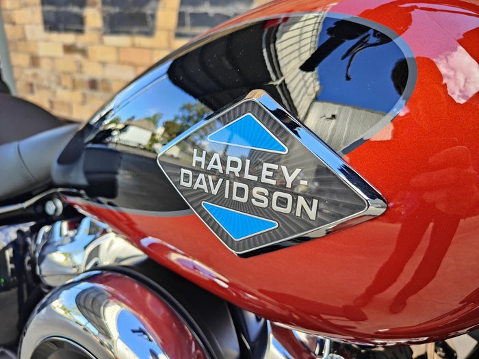 2025 HARLEY-DAVIDSON HERITAGE CLASSIC 117 (FLHC) ROAD WHISKEY FIRE/VIVID BLACK