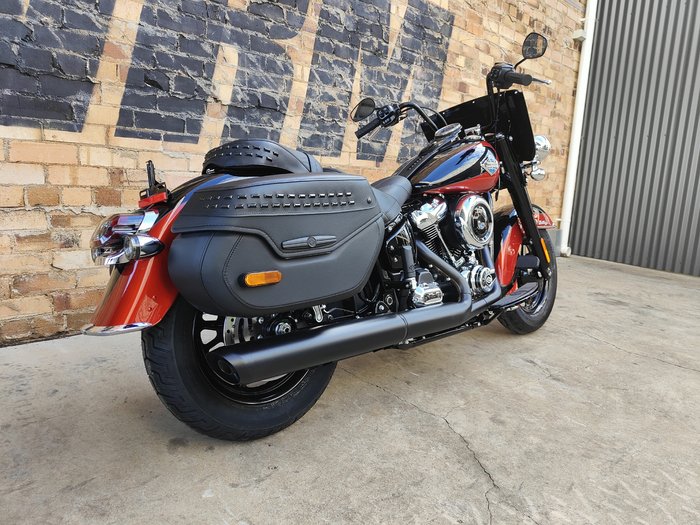 2025 HARLEY-DAVIDSON HERITAGE CLASSIC 117 (FLHC) ROAD WHISKEY FIRE/VIVID BLACK