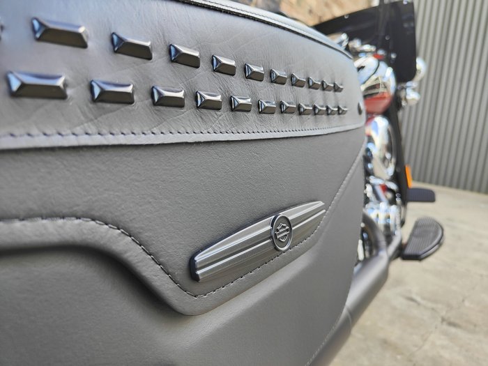 2025 HARLEY-DAVIDSON HERITAGE CLASSIC 117 (FLHC) ROAD WHISKEY FIRE/VIVID BLACK