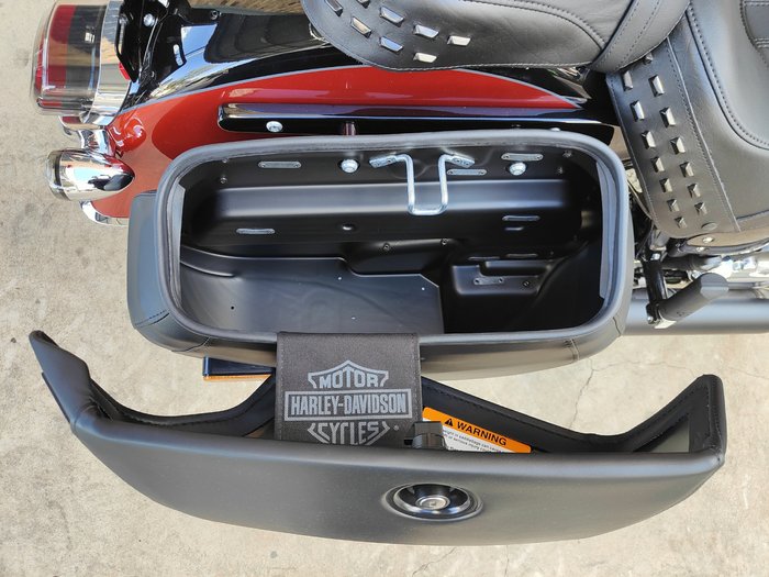 2025 HARLEY-DAVIDSON HERITAGE CLASSIC 117 (FLHC) ROAD WHISKEY FIRE/VIVID BLACK