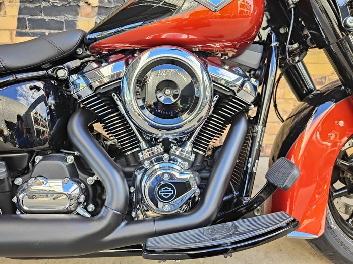 2025 HARLEY-DAVIDSON HERITAGE CLASSIC 117 (FLHC) ROAD WHISKEY FIRE/VIVID BLACK