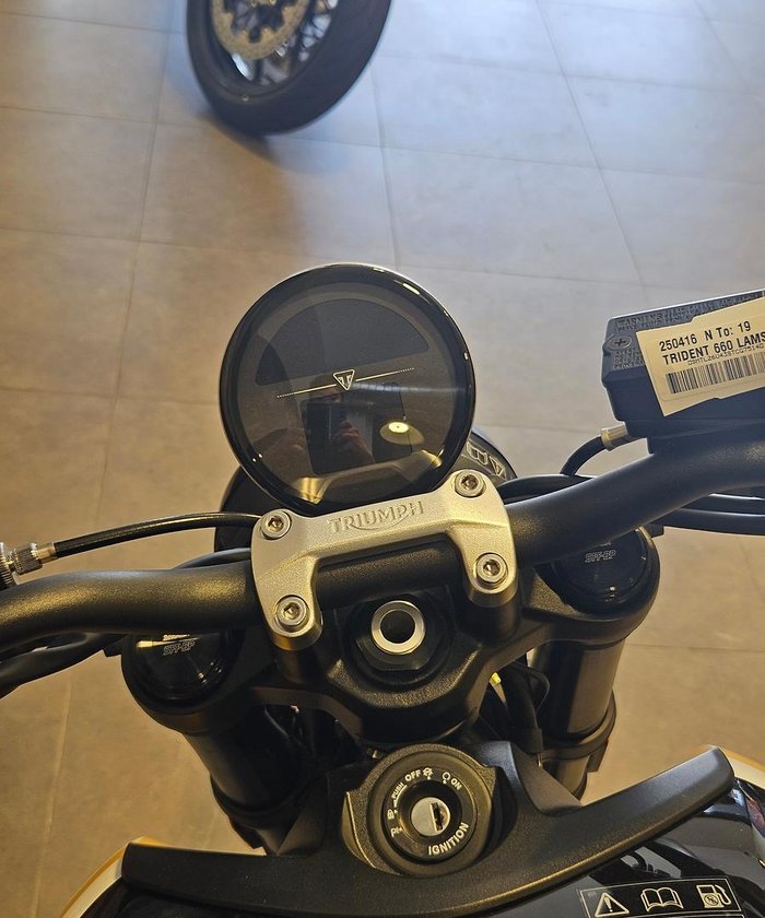2025 Triumph Trident 660 Trident Yellow