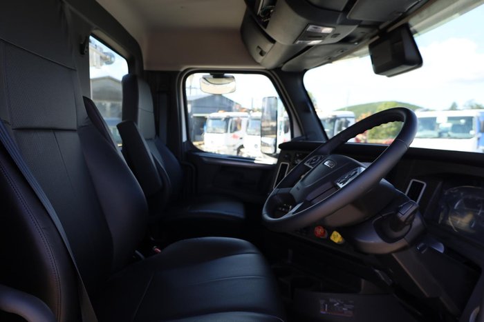 2024 Freightliner Cascadia 116 Tipper White