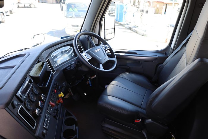 2024 Freightliner Cascadia 116 Tipper White