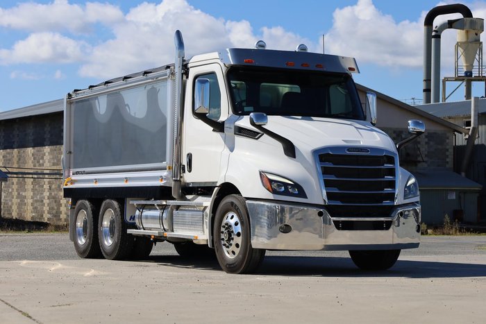 2024 Freightliner Cascadia 116 Tipper White