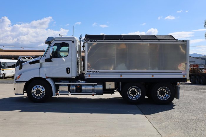 2024 Freightliner Cascadia 116 Tipper White