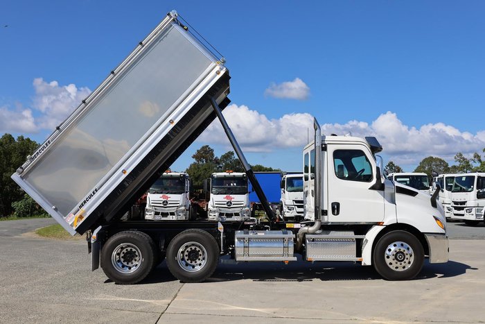2024 Freightliner Cascadia 116 Tipper White