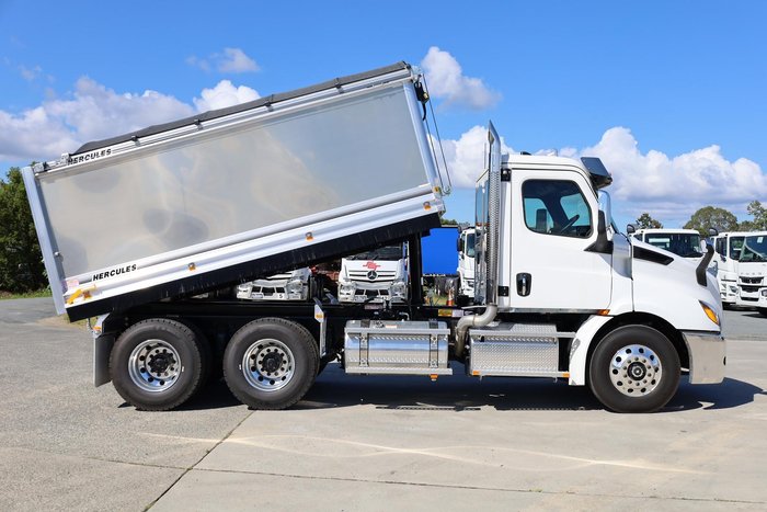 2024 Freightliner Cascadia 116 Tipper White