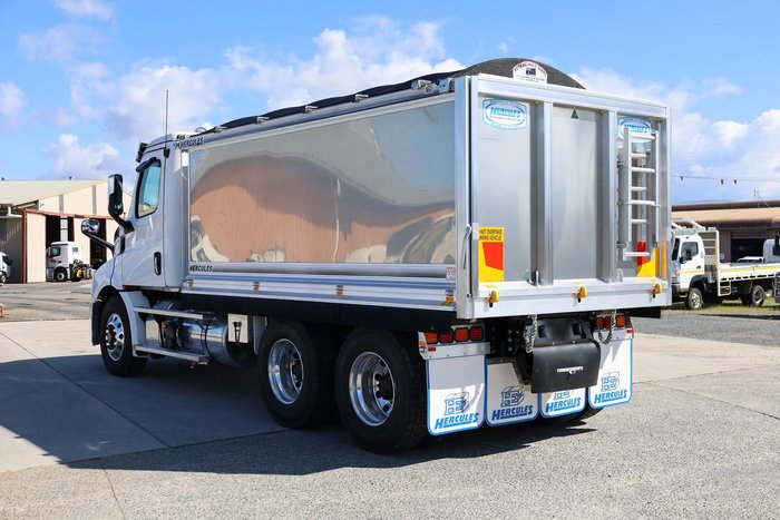 2024 Freightliner Cascadia 116 Tipper White