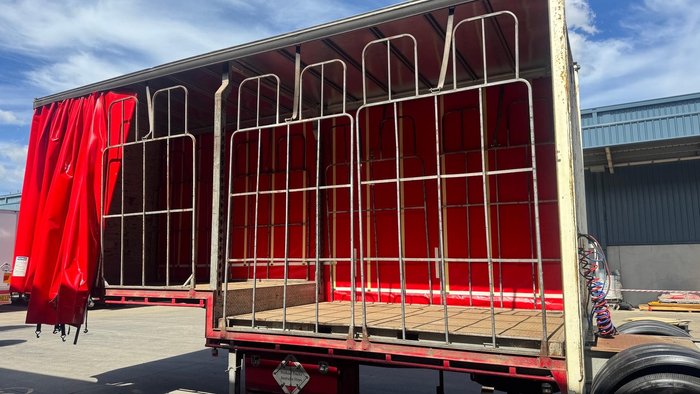 2008 Krueger 12P Drop Deck A Mezzanine Curtain Sider White