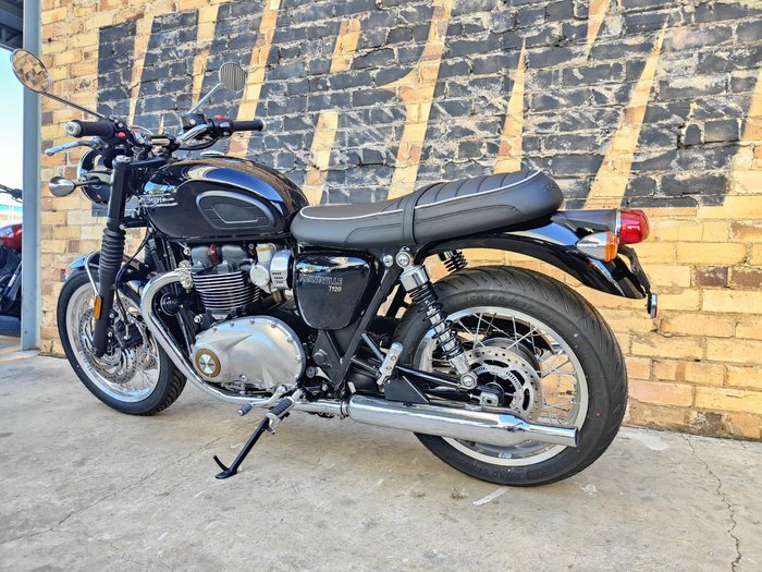 2025 TRIUMPH BONNEVILLE T120 ROAD JET BLACK