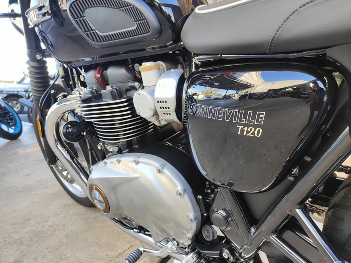2025 TRIUMPH BONNEVILLE T120 ROAD JET BLACK