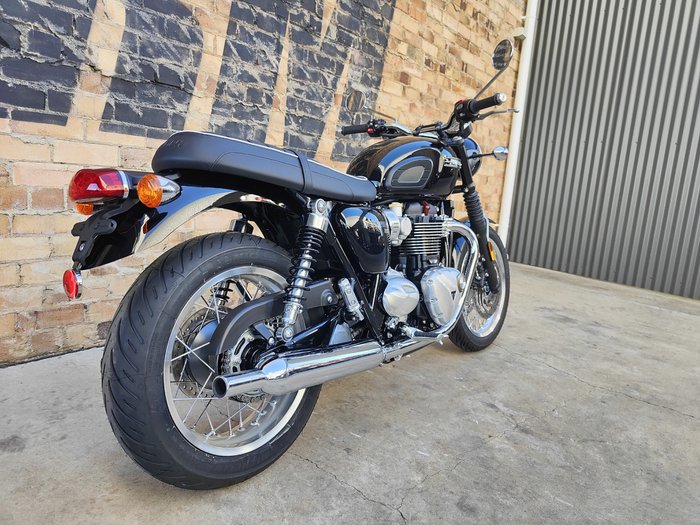 2025 TRIUMPH BONNEVILLE T120 ROAD JET BLACK