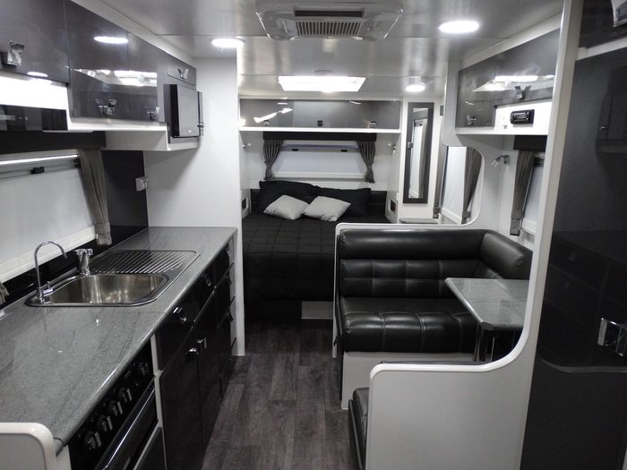 2016 Paramount Commander