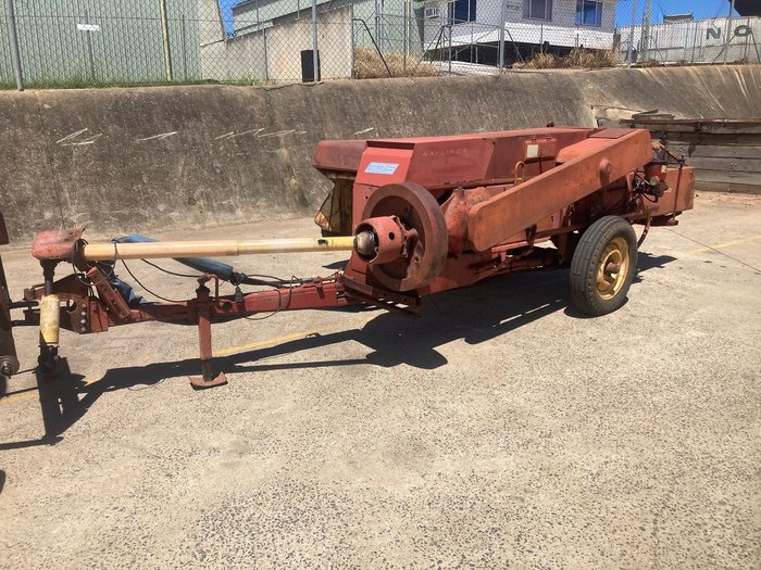 New Holland 275 Baler