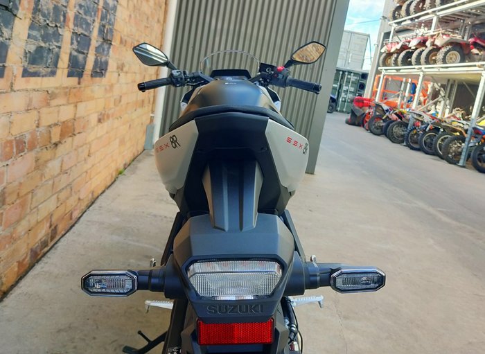 2025 SUZUKI GSX-8R ROAD SILVER