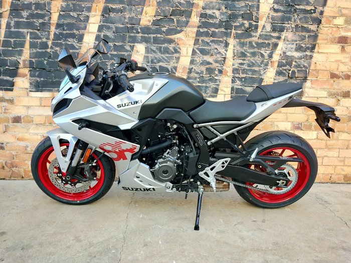 2025 SUZUKI GSX-8R ROAD SILVER