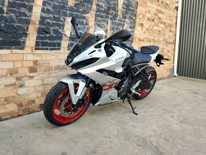 2025 SUZUKI GSX-8R ROAD SILVER