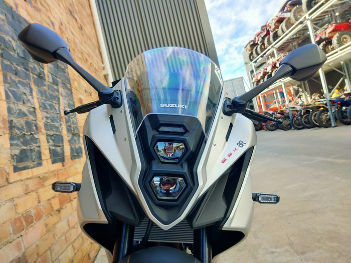 2025 SUZUKI GSX-8R ROAD SILVER