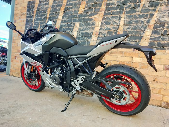 2025 SUZUKI GSX-8R ROAD SILVER