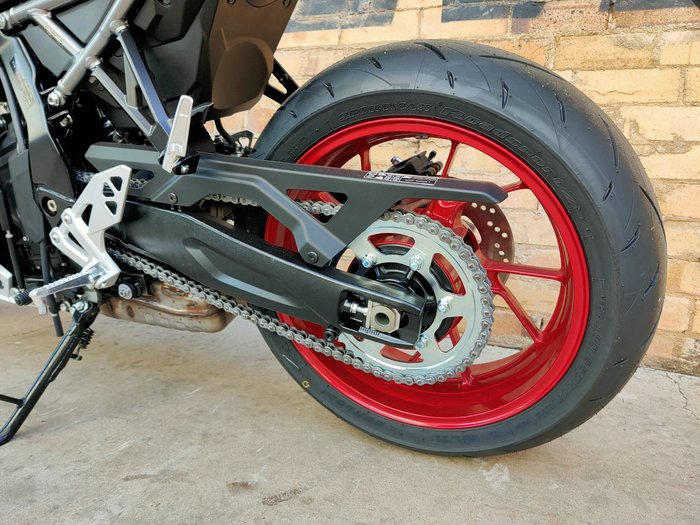 2025 SUZUKI GSX-8R ROAD SILVER