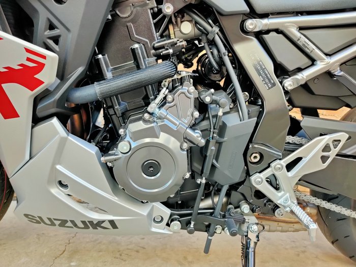 2025 SUZUKI GSX-8R ROAD SILVER