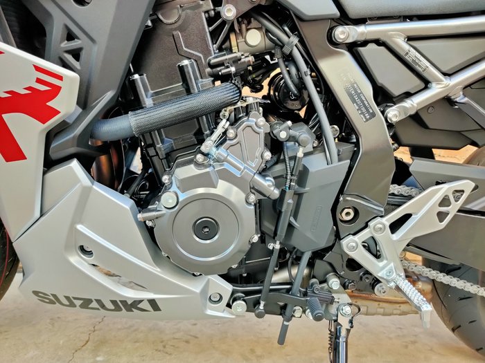 2025 SUZUKI GSX-8R ROAD SILVER