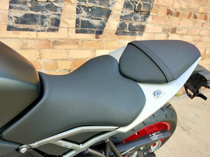 2025 SUZUKI GSX-8R ROAD SILVER