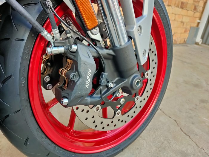 2025 SUZUKI GSX-8R ROAD SILVER