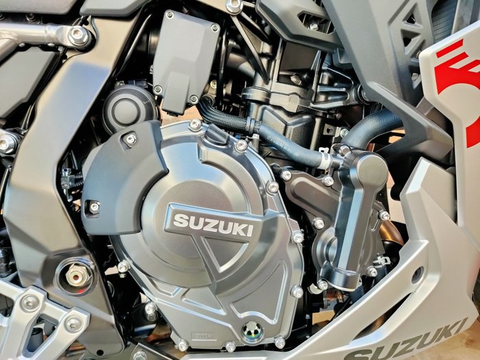 2025 SUZUKI GSX-8R ROAD SILVER
