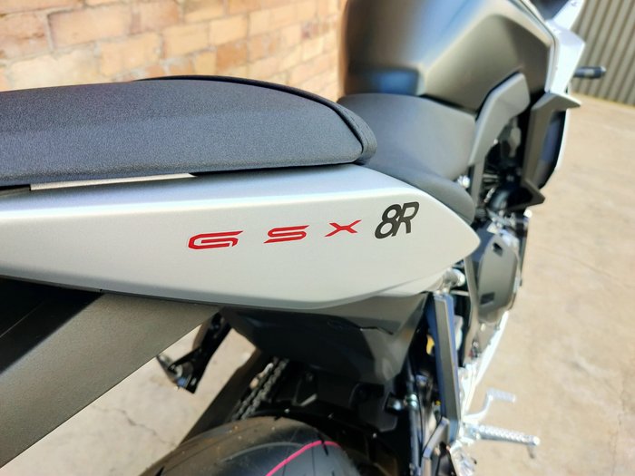 2025 SUZUKI GSX-8R ROAD SILVER