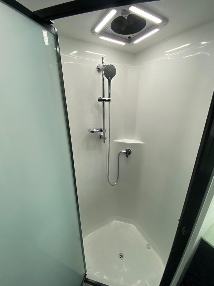2025 Platinum 20.6 Cxr Large Ensuite Massive Savings $$