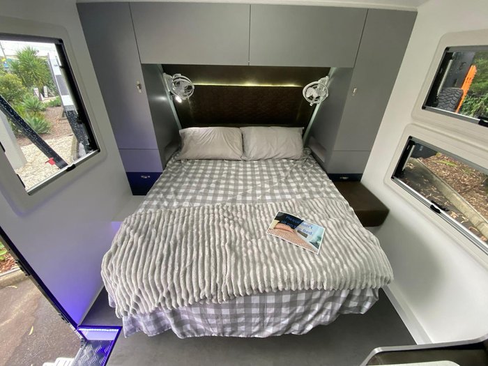 2025 Platinum 20.6 Cxr Large Ensuite Massive Savings $$