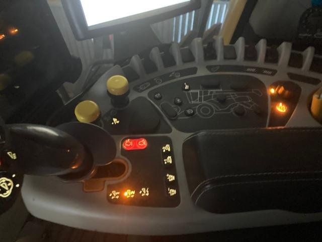 2015 New Holland Cr8.90