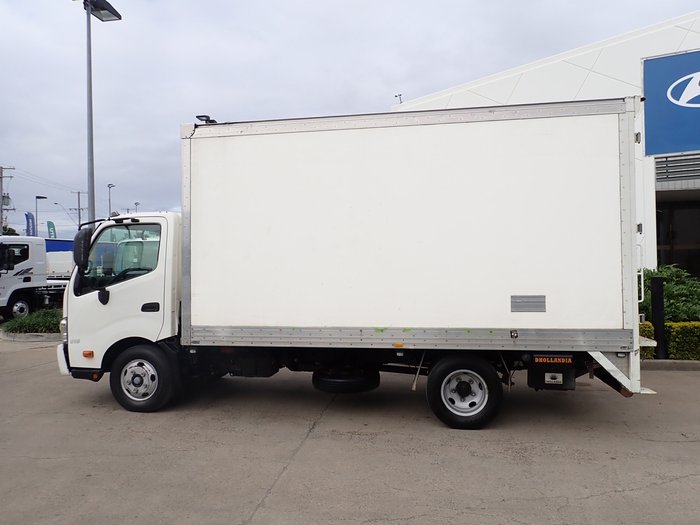 2017 HINO DUTRO 300