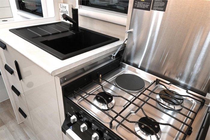 2025 VICTORY CARAVANS Trophy 17'6 