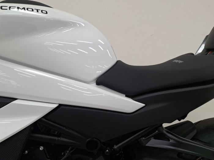2025 CFMOTO 450 SR S White