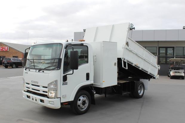 2011 Isuzu N-Series Tipper