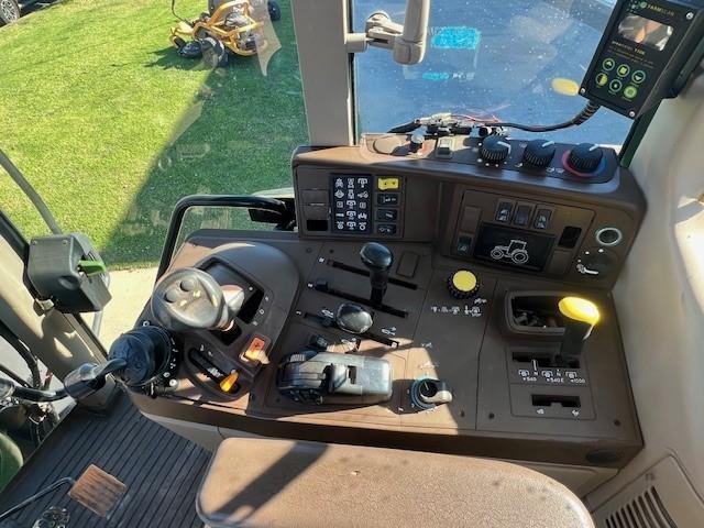 2005 TRACTOR John Deere 6520