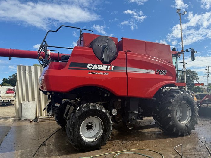 2010 CASE IH 7120 red