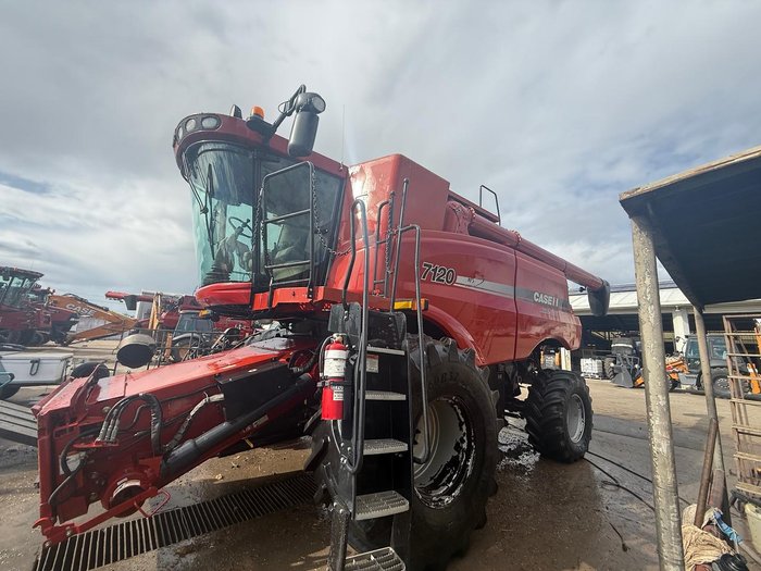 2010 CASE IH 7120 red