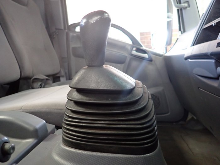 2015 ISUZU NPR 400 WHITE