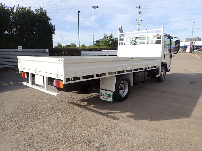2015 ISUZU NPR 400 WHITE