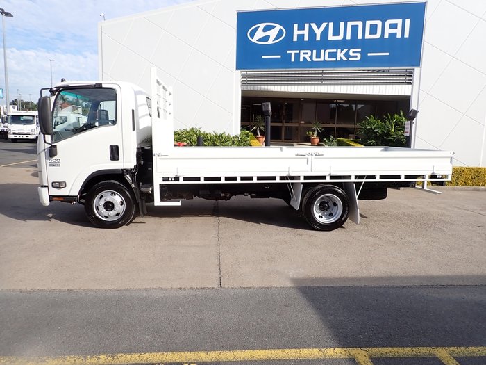 2015 ISUZU NPR 400 WHITE
